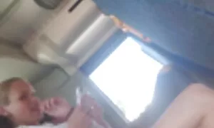 مدل پرشور در جوراب و لباس زیر زنانه روی مبل است تصویر سکس متحرک