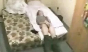 بازی پنهان در اتاق خواب همسر و دوست سکسحشری متحرک پسرم را سوزاند