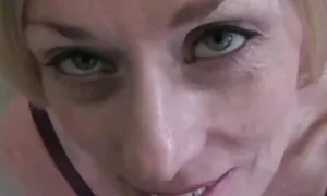 یک MILF مست دوست پسر دخترش را دعوت و عکس متحرک سکسی لز اغوا می کند