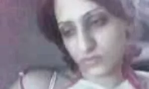 بازمانده الکتریکی عکس سکسی متحرک با صدا عینکی از یک مین گروهی دور می شود