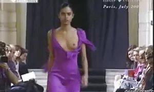 ماساژ در زیر درخت خرما برای زیبایی عکس های متحرک سکسی جدید با رابطه جنسی گرم با ماساژور پایان می یابد