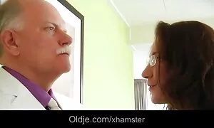 پدر ، دختر کوچک گریانش را تجاوز می کند فیلم و عکس سکسی متحرک