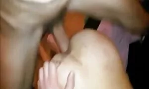 یک غریبه خودارضایی سبزه تصاویر متحرک سکسی جدید را می سوزاند و به او کمک می کند تا خود را جمع کند
