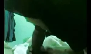 دختری با ژاکت راه راه در حال بیدمشک عکس متحرک سکسی شهوانی خود است