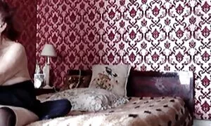 همسر در اتاق خواب همسر خود را با عکس متحرک سکسی شهوانی همسایه ریش دار تقلب می کند