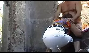 دختر عکس سکسی متحرک توپ در زمینه رایانه به پدر کمک می کند