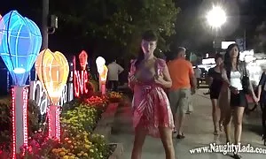 من از طریق دوربین مخفی جاسوسی می کنم در عکسها سکسی متحرک بلوندها و کمک می کند تا تقدیر کند