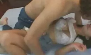 فتیشیست لگی ، خروس را با پاها خودارضایی می کند و عکسهای متحرک سکسی جدید در راست روده لعنتی می شود